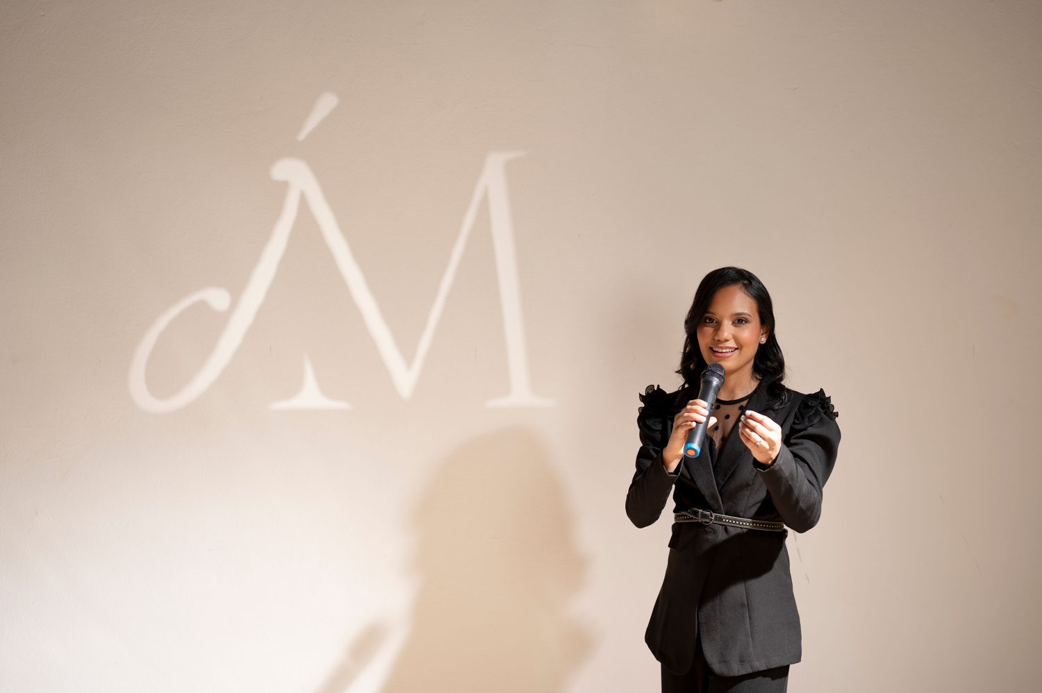 Jeniffer Mora dando una charla